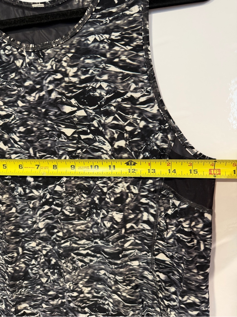 Lululemon Black & White Printed Sleeveless Mesh Tank Top - Picture 2 of 4